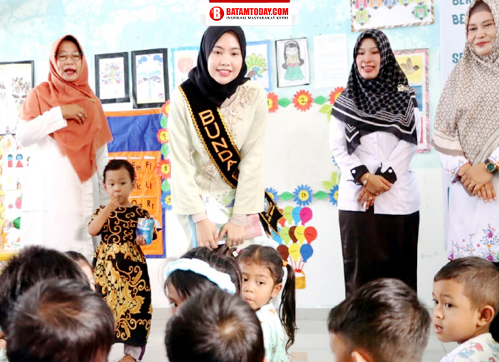 Bunda PAUD Bintan saat berdialog dengan murid TK Negeri Toapaya